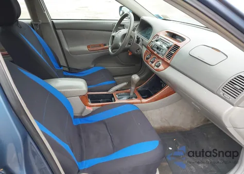 2003 Toyota Camry Le z USA, uszkodzony, nr VIN 4T1BE32K73U742821